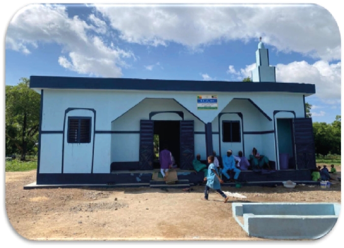 صورة مسجد مع بئر وعدد 100 مصحف باسم / ابو محمد على الدوسرى 